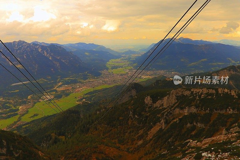 在德国的金秋，来自阿尔卑斯山的Garmisch Partenkirchen在巴伐利亚阿尔卑斯山